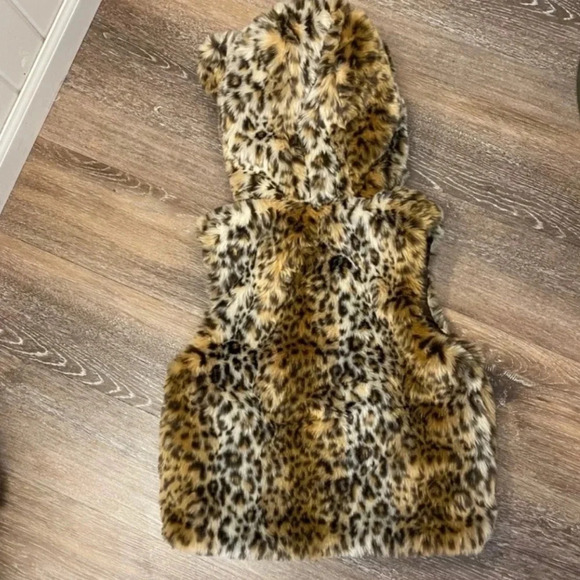 KATE SPADE Girl's Faux Fur Cheetah Vest with Hoodie - Picture 4 of 5